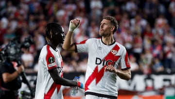 09/04/26 PARTIDO DE CONFERENCE LEAGUE CUARTOS IDA
RAYO VALLECANO - AEK ATENAS
FIN DE PARTIDO SALUDO ALEGRIA