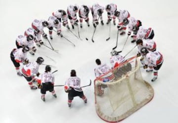 Torneo de Naciones del hockey sobre hielo femenino en la imágen el equipo japonés se concentra en circulo antes del partido contra Eslovaquia en el Shin Yokohama Skate Center en Yokohama, Japón.