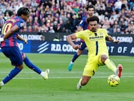 BARCELONA, 28/02/2026.-El centrocampista del FC BArcelona Lamine Yamal (ii) y el defensa del Villarreal Renato Veiga (d) durante el partido de la jornada 26 de LaLiga entre el Barcelona y el Villarreal, este sábado en el estadio Spotify Camp Nou en Barcelona.-EFE/ Toni Albir