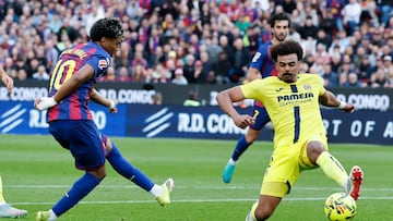BARCELONA, 28/02/2026.-El centrocampista del FC BArcelona Lamine Yamal (ii) y el defensa del Villarreal Renato Veiga (d) durante el partido de la jornada 26 de LaLiga entre el Barcelona y el Villarreal, este sábado en el estadio Spotify Camp Nou en Barcelona.-EFE/ Toni Albir