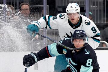 Aunque un primer vistazo de la imagen pueda llevar a error, no, el fotógrafo no ha captado en directo cómo un
hombre decapita a otro. Se trata simplemente de un lance del partido de laliga estadounidense de hockey (NHL),
en el que Jacob MacDonald, de los San Jose Sharks, y Brian Dumoulin, de los Seattle Kraken, luchan por el disco.