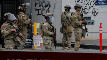 Guardia Nacional de California frente al edificio federal Edward R. Roybal, en Los Angeles.