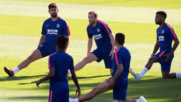 GRAF4670. MADRID, 28/09/2018.- El defensa urugurayo,Diego Godín (2i); el delantero Diego Costa (i), y el centrocampista francés , Thomas Lemar (d) ,entre otros, durante el entrenamiento del Atlético de Madrid preparando el derbi del s