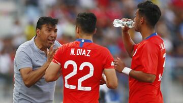 El entrenador de Chile Hector Robles dirige a sus jugadores durante el  campeonato sudamericano Sub 20 contra Colombia en el estadio El Teniente.