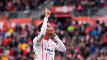 GIRONA, 14/03/2026.- El mediocentro del Girona Azzedine Ounahi celebra tras anotar un tanto durante el partido de liga entre el Girona y el Athletic celebrado este sábado en el estadio Montilivi en Girona. EFE/ Siu Wu