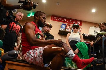 El boxeador estadounidense Floyd Mayweather rodeado de una gran expectación durante su entrenamiento en Tokyo, Japón, para preparar el combate de exhibición planeado contra el artista marcial mixto japonés Mikuru Asakura el próximo 25 de septiembre.