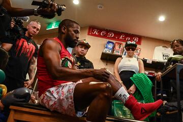 El boxeador estadounidense Floyd Mayweather rodeado de una gran expectación durante su entrenamiento en Tokyo, Japón, para preparar el combate de exhibición planeado contra el artista marcial mixto japonés Mikuru Asakura el próximo 25 de septiembre. 