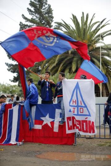 Hinchas azules animaron 'Banderazo' pese a la lluvia