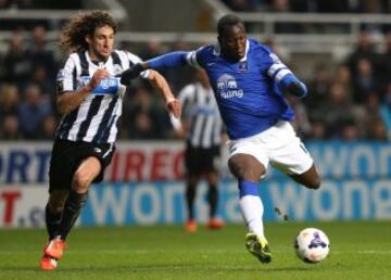 Fabricio Coloccini y Romelu Lukaku.