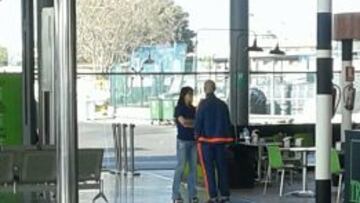 Layhoon y Ayestar&aacute;n, hablando en el aeropuerto. 