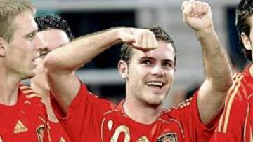 <b>GOLEADOR. </b>Mata, en el centro de la imagen, volvió a anotar un gol con la Sub-21. Esta vez, de penalti.