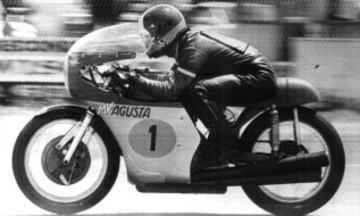 En 1966, Agostini fichó por el equipo MV Augusta con los que disputaría el campeonato en las categorías de 350cc y 500cc. 