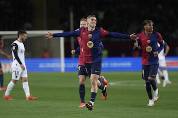 El Bar?a domin el partido desde el inicio, con Frenkie de Jong abriendo el marcador en el minuto 3. Ferran Torres ampli la ventaja en el minuto 8, seguido por Raphinha, que anot en el minuto 14. Fermn Lpez brill con un doblete en los minutos 24 y 49, mientras que Robert Lewandowski sum otro gol en el minuto 66. El sptimo tanto lleg por un autogol de Csar Trrega en el minuto 75.

El Valencia logr descontar con un gol de Hugo Duro en el minuto 59, pero no fue suficiente para cambiar el rumbo del partido.
