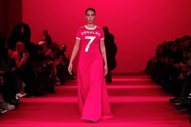 La modelo ha desfilado en una de las plazas más exclusivas, la París Fashion Week, con un vestido nunca visto. La firma Vetements ha diseñado un vestido a partir de una camiseta de Cristiano Ronaldo firmada de cuando jugaba en el Manchester United.