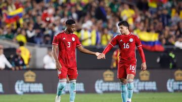 Los Angeles (United States), 17/12/2023.- Andres Reyes (L) greets his teammate Brian Vera (R) of Colombia after scoring a goal during the second half of the international friendly match between Mexico and Colombia, in Los Angeles, California, USA, 16 December 2023. (Futbol, Amistoso) EFE/EPA/CAROLINE BREHMAN
