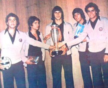 Los jugadores de los "Palomillas" con el trofeo del segundo lugar. El torneo no fue clasificatorio a ningún certamen. La primera Copa del Mundo juvenil se jugó en Túnez en 1977.