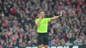 El árbitro Cordero Vega en un partido de LaLiga