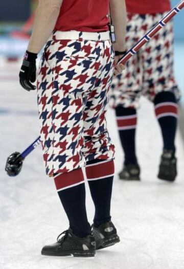 Torger Nergaard de Noruega durante al competición de Curling