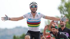 Alejandro Valverde celebra la victoria en Mas de la Costa, enfundado en su maillot arco&iacute;ris de campe&oacute;n del mundo.