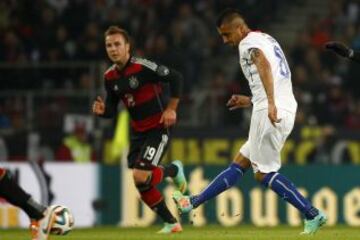 Arturo Vidal ante Mario Götze en el duelo entre Chile y Alemania. El germano podría partir a Juventus.