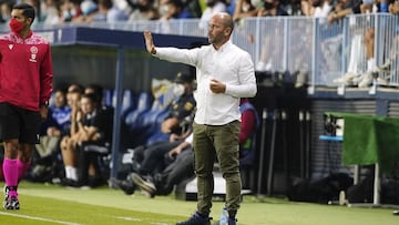 Jos&eacute; Alberto, dando instrucciones durante el M&aacute;laga - Zaragoza.