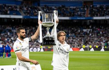 Nacho y Modric ofrecen la Copa del Rey a la afición.