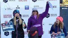 Nuria Cast&aacute;n, ganadora de la Jam Extreme 3* en snowboard femenino celebrada en Arcal&iacute;s (Andorra), del Freeride World Qualifier, sonr&iacute;e desde lo m&aacute;s alto del podium.