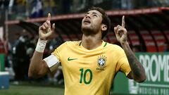 Neymar, descomunal ante Paraguay, honra el ’10’ de Brasil