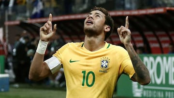 Neymar, descomunal ante Paraguay, honra el ’10’ de Brasil