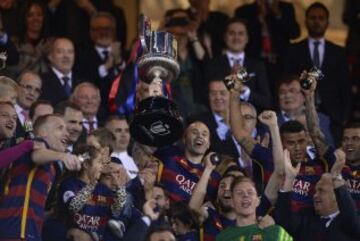 Iniesta recogió el trofeo de campeones de la Copa del Rey.