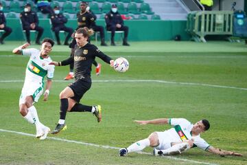 El jugador del Elche, Diego González, marca en propia puerta el 0-1 para el FC Barcelona. 