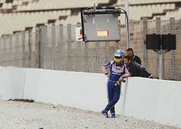 El monoplaza del piloto español se ha roto durante los test realizados esta mañana en el circuito de Montmeló. Han tenido que salir los comisarios con los extintores.


