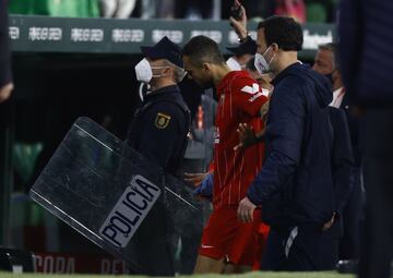 Tras el gol del empate de Fekir, Joan Jordán fue agredido desde la grada con el lanzamiento de un palo y el encuentro fue suspendido.