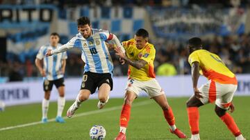 BUENOS AIRES, ARGENTINA - JUNE 10: Lionel Messi of Argentina runs with the ball whilst under pressure from Kevin Castaño of Colombia during the FIFA World Cup 2026 South American Qualifier match between Argentina and Colombia at Estadio Más Monumental Antonio Vespucio Liberti on June 10, 2025 in Buenos Aires, Argentina. (Photo by Daniel Jayo/Getty Images)
