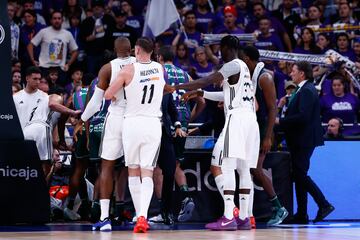 El pvot del Real Madrid se gir y acab agarrando por el cuello al jugador de Unicaja.