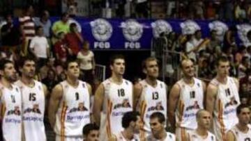 <B>FOTO DE FAMILIA.</B> Los jugadores de la selección española posaron para los medios gráficos instantes ante de vapulear a los ucranianos.