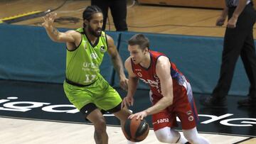 El jugador del Urbas Fuenlabrada Melo Trimble (i), y el jugador del Baxi Manresa M. Mason, durante el partido de Liga Endesa que se disputa en el Pabellón Fernando Martín de Fuenlabrada.