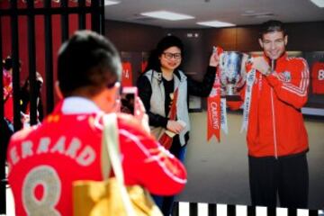 Steven Gerrard deja el Liverpool tras 17 años defendiendo la misma camiseta. Anfield se vistió de gala para hacer inolvidable su despedida.