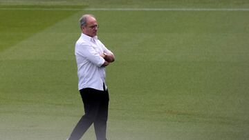 Luis Campos, director deportivo del PSG y asesor del Celta de Vigo, durante una sesi¨®n de entrenamiento.