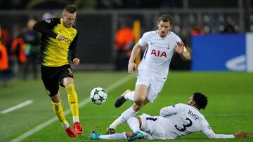 Soccer Football - Champions League - Borussia Dortmund vs Tottenham Hotspur - Signal Iduna Park, Dortmund, Germany - November 21, 2017   Borussia Dortmund&rsquo;s Andriy Yarmolenko in action with Tottenham&#039;s Danny Rose and Jan Vertonghen     REUTERS/Wolfgang Rattay