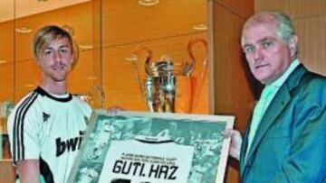 <b>REGALO. </b>Guti recibió ayer, de manos de Calderón, este obsequio por marcar el gol 5.000 en la Liga.