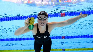 USA's Helen Noble poses underwater with her 200m backstroke gold medal after the last medal ceremony of the swimming events of the Pan American Games Santiago 2023 at the Aquatics Centre in the National Stadium Sports Park in Santiago on October 25, 2023. (Photo by Fran�ois-Xavier MARIT / AFP)