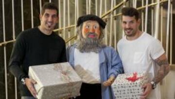 Iraizoz y Herrer&iacute;n posan con regalos en el hospital junto a Olentzero, el carbonero que trae regalos en Euskadi.
 