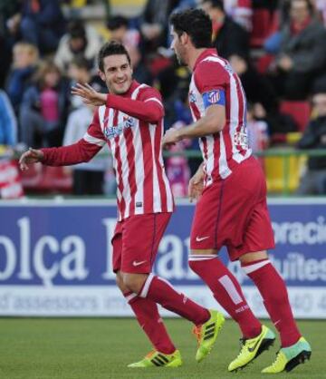 Raul Garcia y koke celebrando su gol, durante el partido de ida de los dieciseisavos de final de la Copa del Rey, disputado ante el Sant Andreu esta tarde en el estadio Nacís Sala de Barcelona.