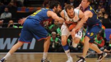 Sergio Rodr&iacute;guez trata de zafarse de la defensa de Navarro y Marcelinho en el &uacute;ltimo Madrid-Bar&ccedil;a de esta temporada, el de la Final Four de la Euroliga.