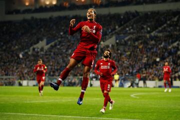 1-4. Virgil Van Dijk celebró el cuarto gol.