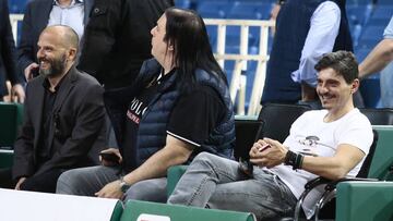 Dimitris Giannakopoulos, presidente del Panathinaikos, a la derecha.