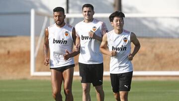 18/07/19
 VALENCIA CF
 CIUDAD DEPORTIVA
 ENTRENAMIENTO VESPERTINO
 MAXI GOMEZ
 GARAY
 KANGIN LEE
 
 
 
 
 
 
 
 
 
 
 
 
 
 
 
 
 
 
 
 
 
 
  PRETEMPORADA 