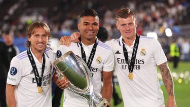 Luca Modrid, Casemiro y Kroos tras ganar la Supercopa de Europa al Eintracht.