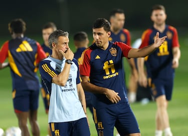 Lius Enrique charla con Aymeric Laporte durante el entrenamiento.
 


